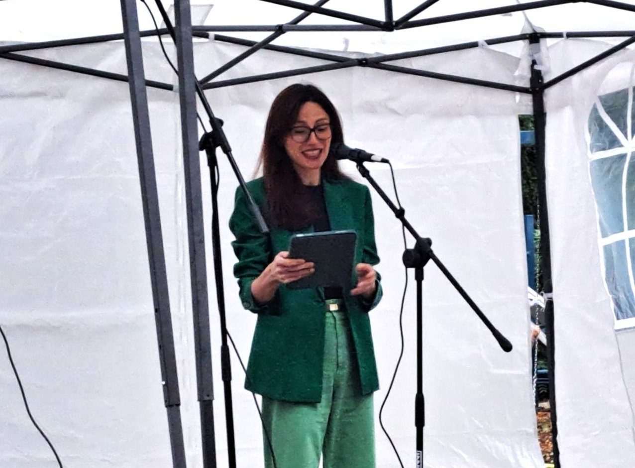 Zeister Wethouder Melody Deldjou Fard opent de Walk Art Markt