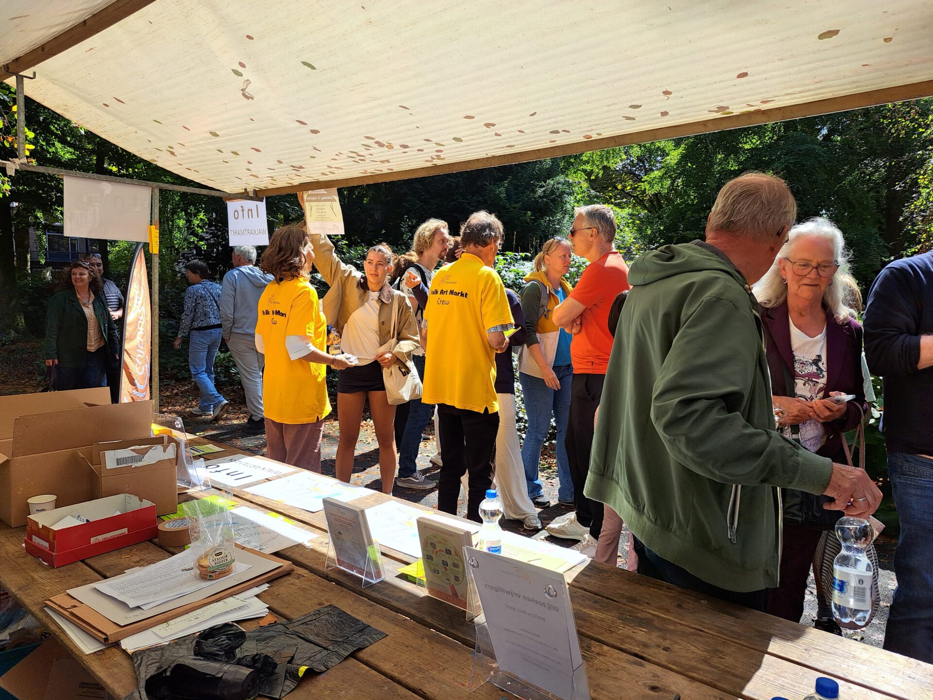 Vrijwilligers CultuurZeist voor de Infokraam