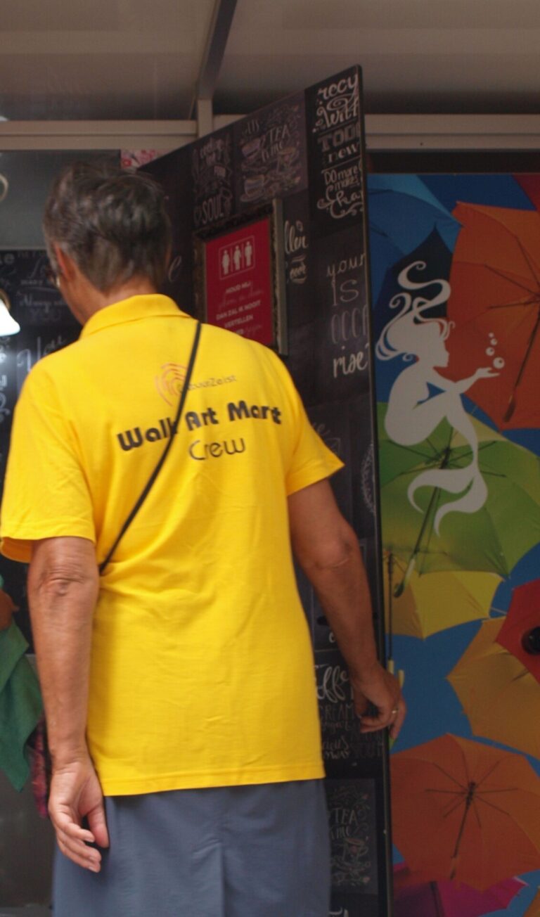 Vrijwilliger CultuurZeist in actie op de Walk Art Markt 2023