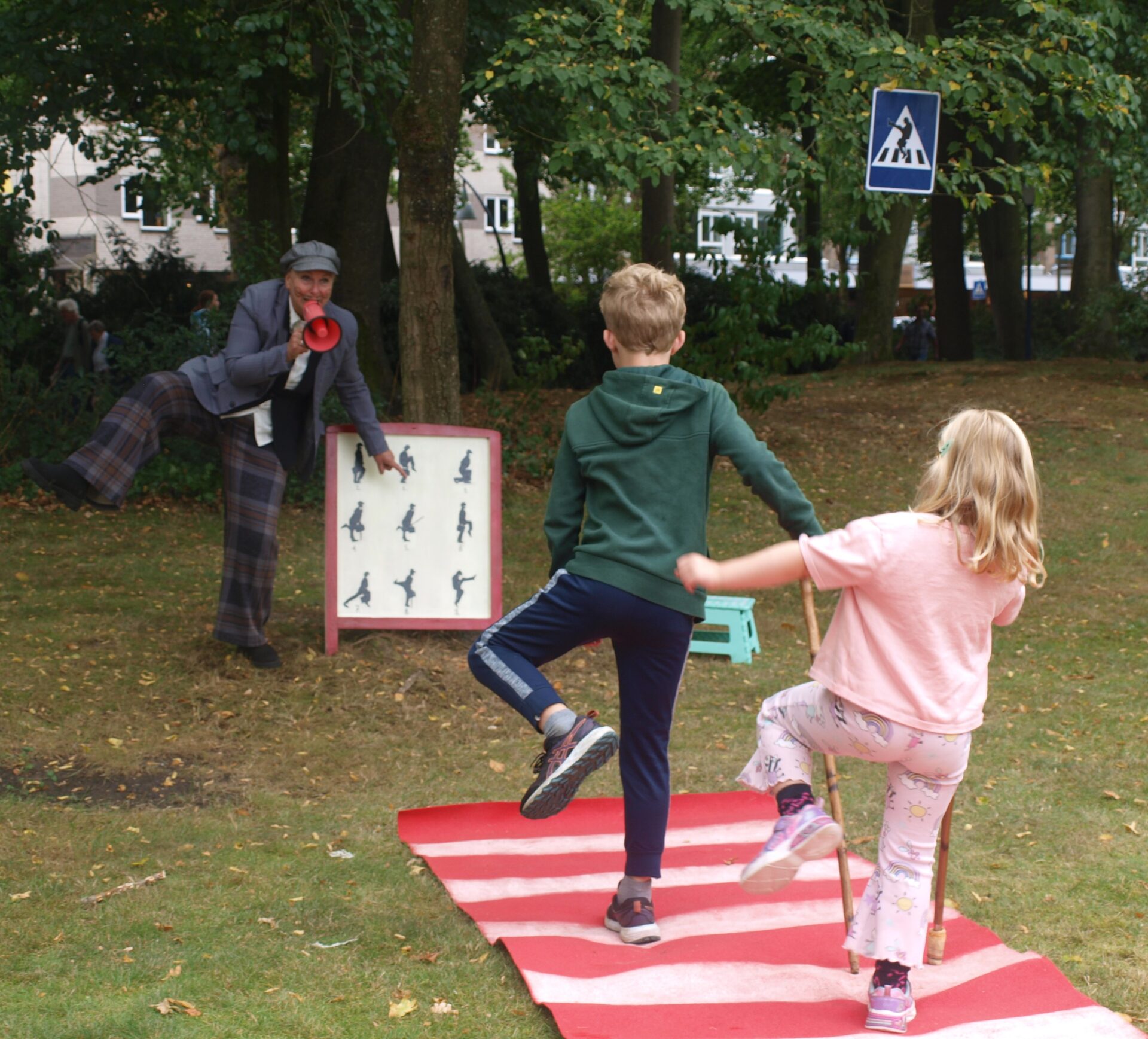 Carmen Nichting doet 'silly walks' met kinderen op de Walk Art Markt